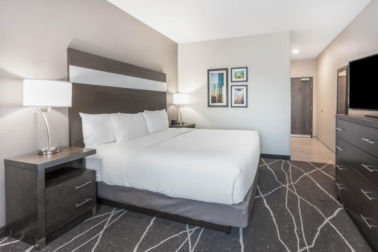 La Quinta And By Wyndham Houston South Hotel